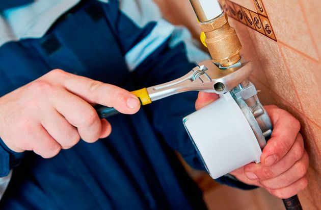 Persona reparando tubería